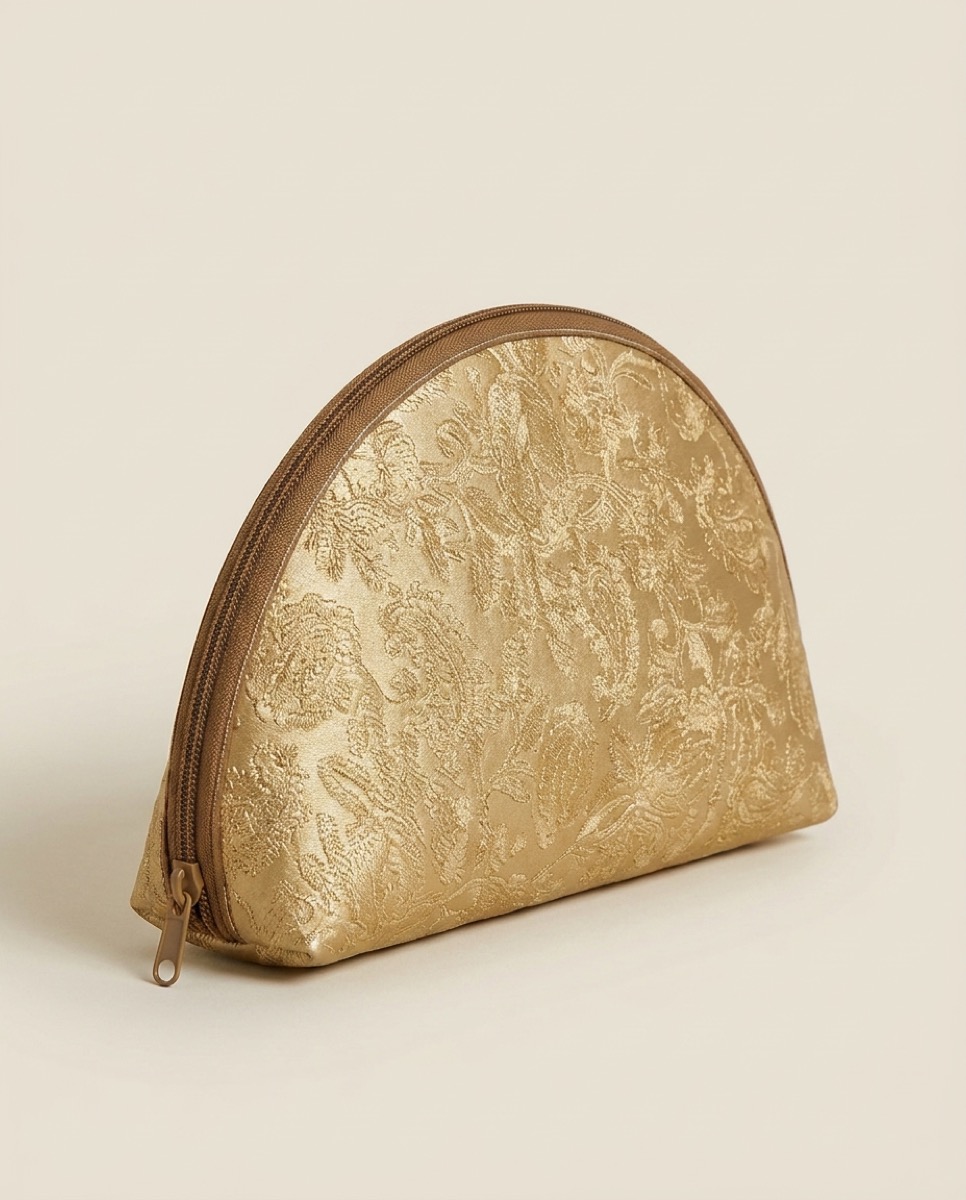 La Demi-lune Maison Naï en brocart brodé doré, fermeture zippée